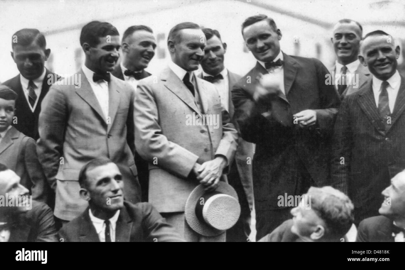 Walter Johnson mostra President Coolidge come egli si passi la sua sfera di curva. Johnson sulla sinistra del presidente e il Bucky Harris sulla destra , 1924 Foto Stock