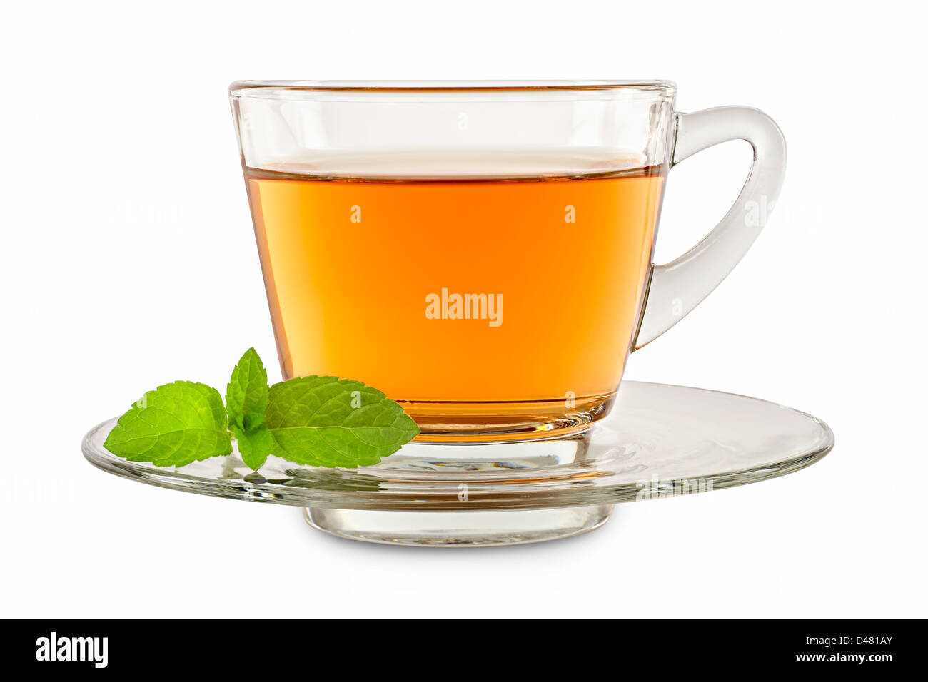 Una tazza di tè con foglie verdi Foto Stock
