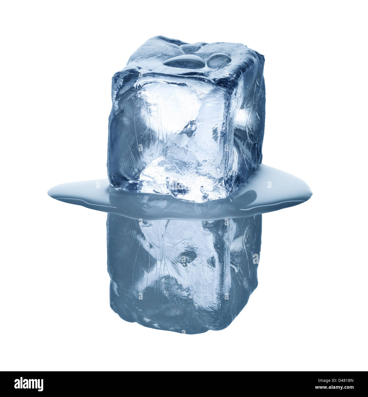 Il cubo di ghiaccio di fronte a uno sfondo bianco Foto Stock