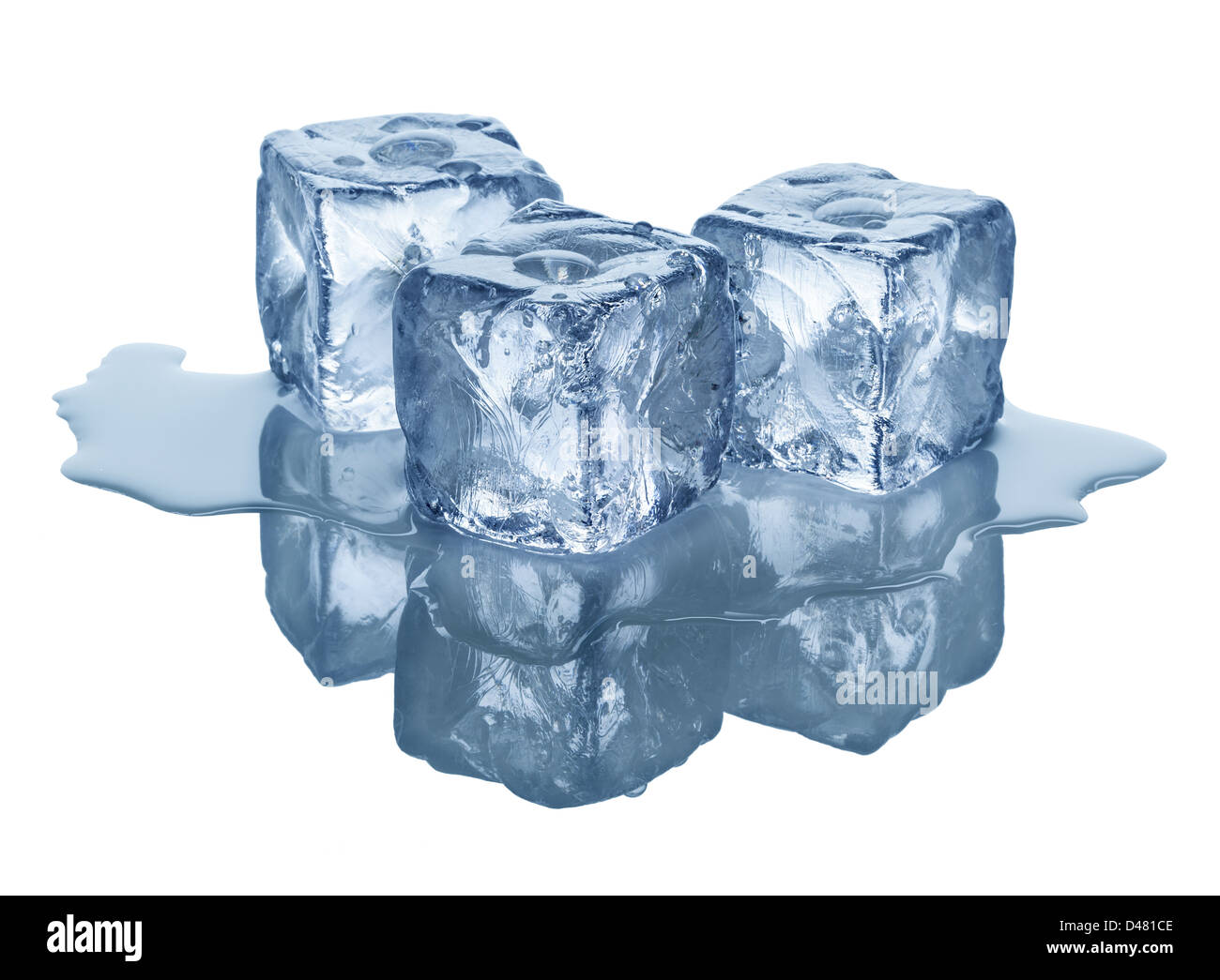 Cubetti di ghiaccio davanti a uno sfondo bianco Foto Stock