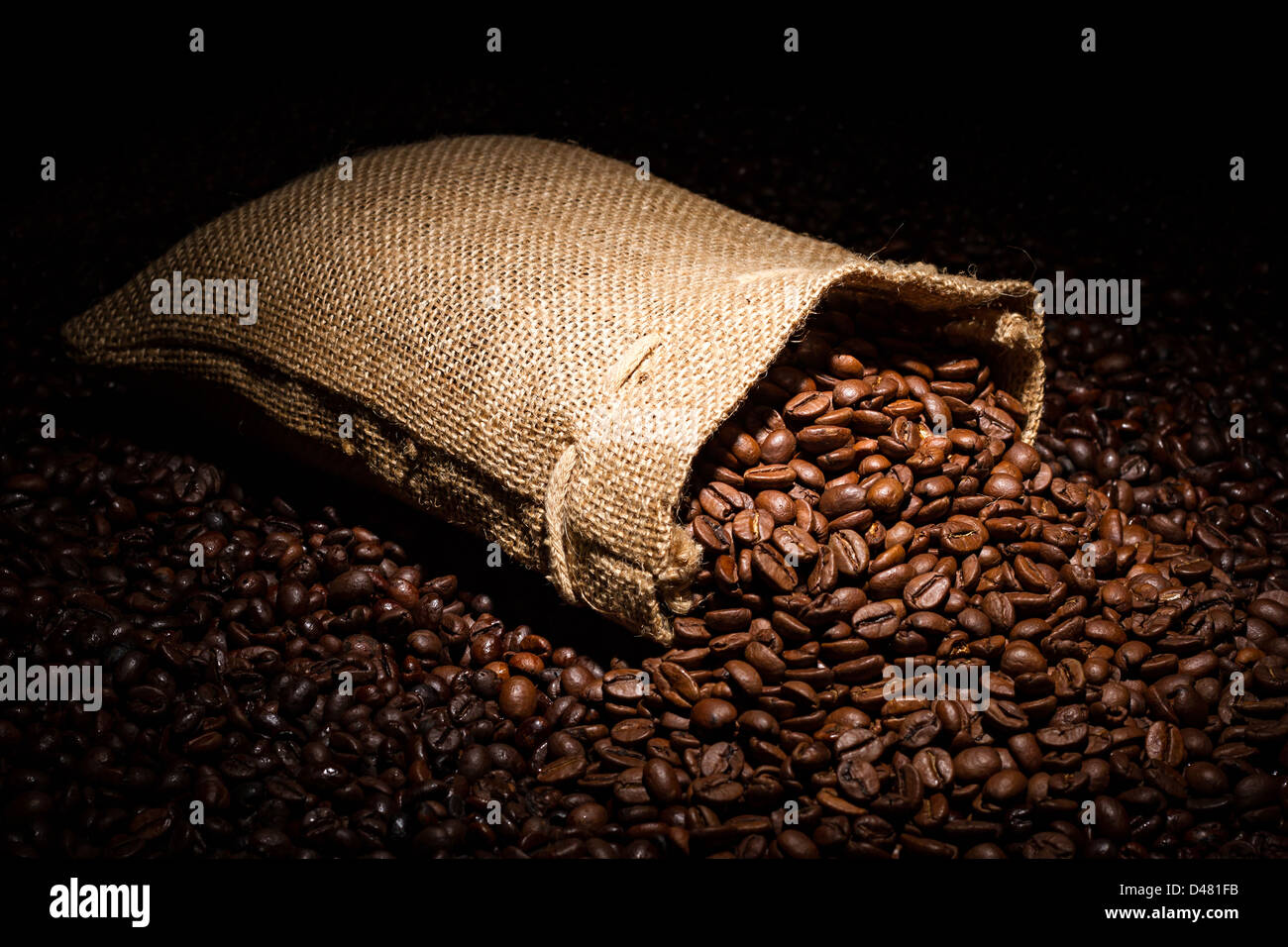 Un caffè versato in borsa in Spotlight Foto Stock