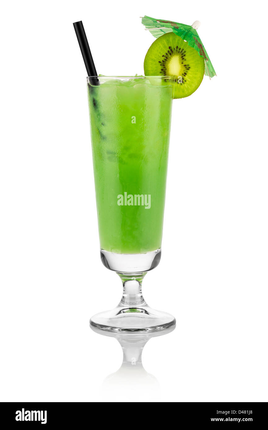 Cocktail kiwi davanti a uno sfondo bianco Foto Stock