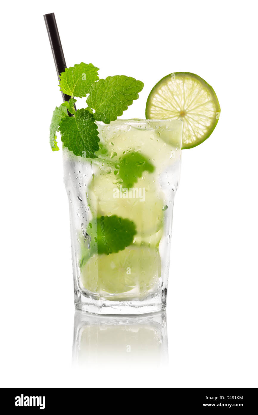 Cocktail mojito davanti a uno sfondo bianco Foto Stock