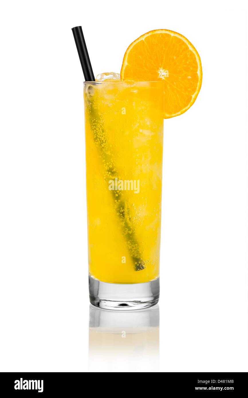 Bicchiere di limonata arancione nella parte anteriore del fondo bianco Foto Stock