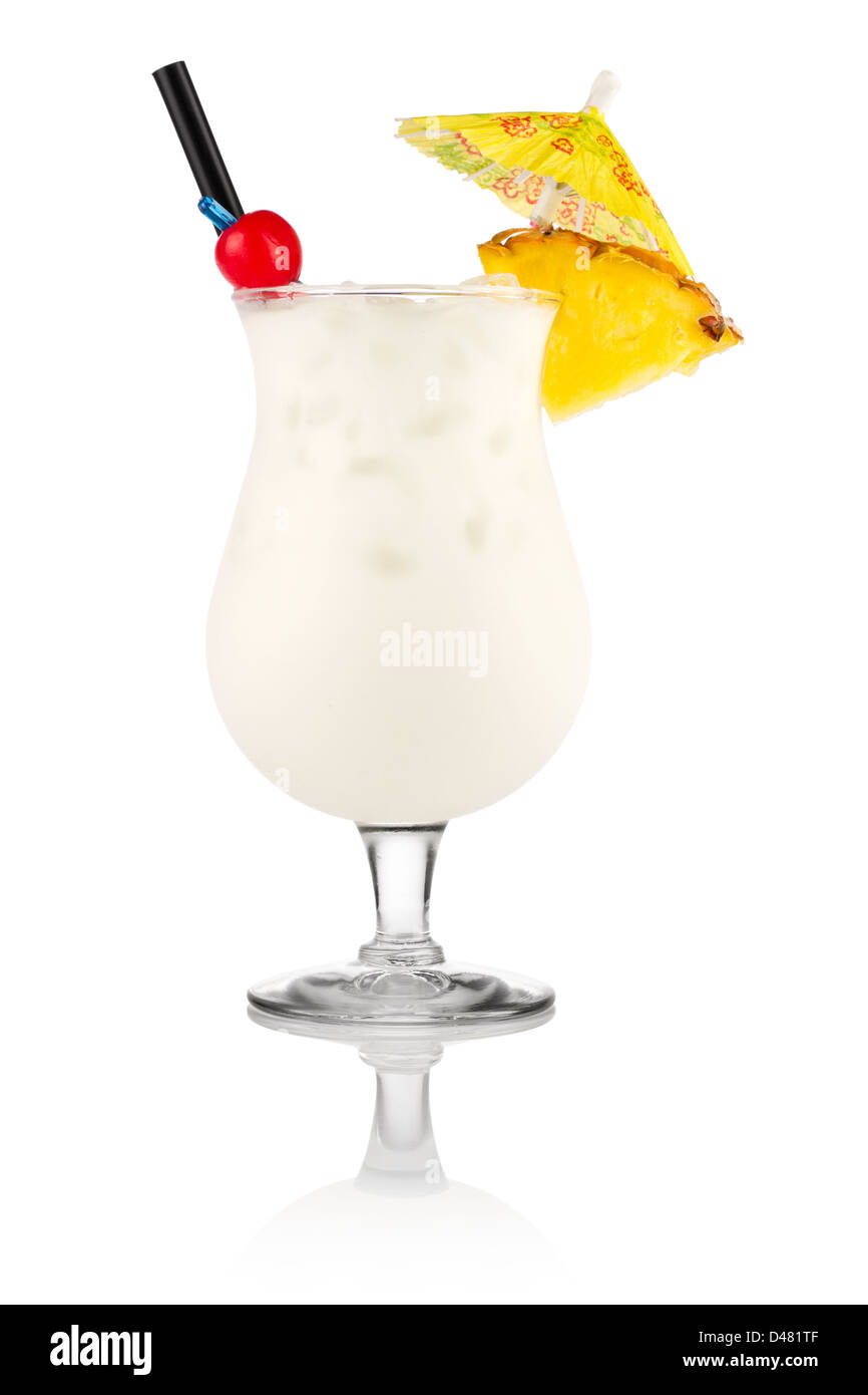 Cocktail pina colada davanti a uno sfondo bianco Foto Stock