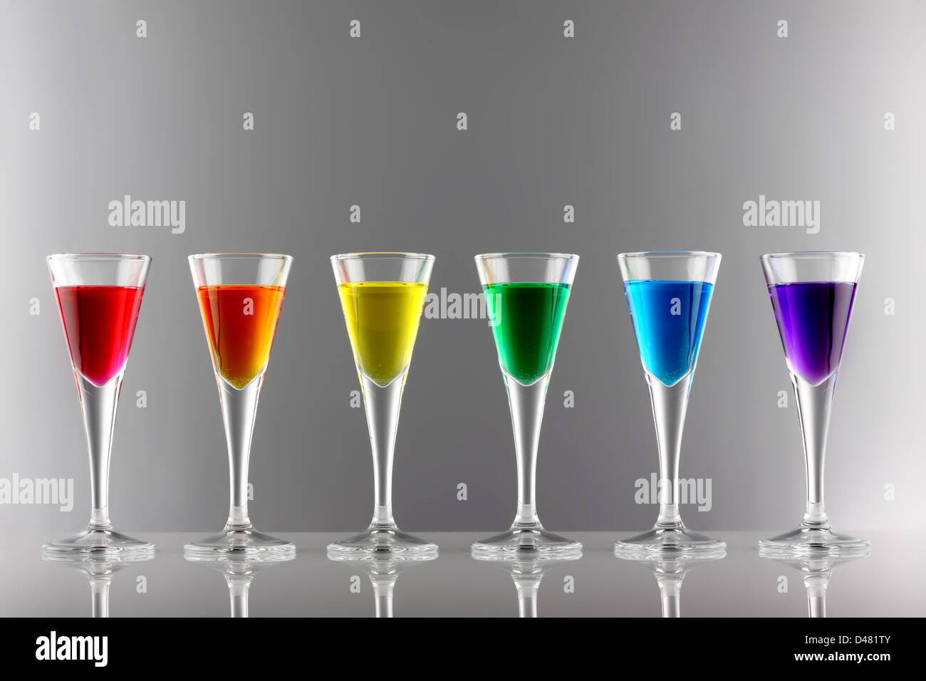 Una fila di bevande nei colori dell'arcobaleno Foto Stock