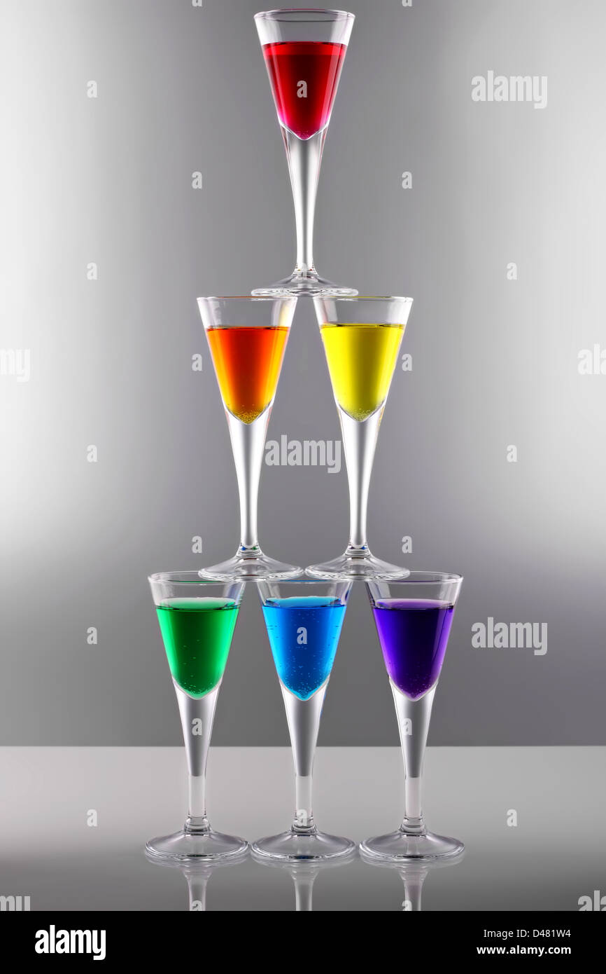 Una fila di bevande nei colori dell'arcobaleno Foto Stock