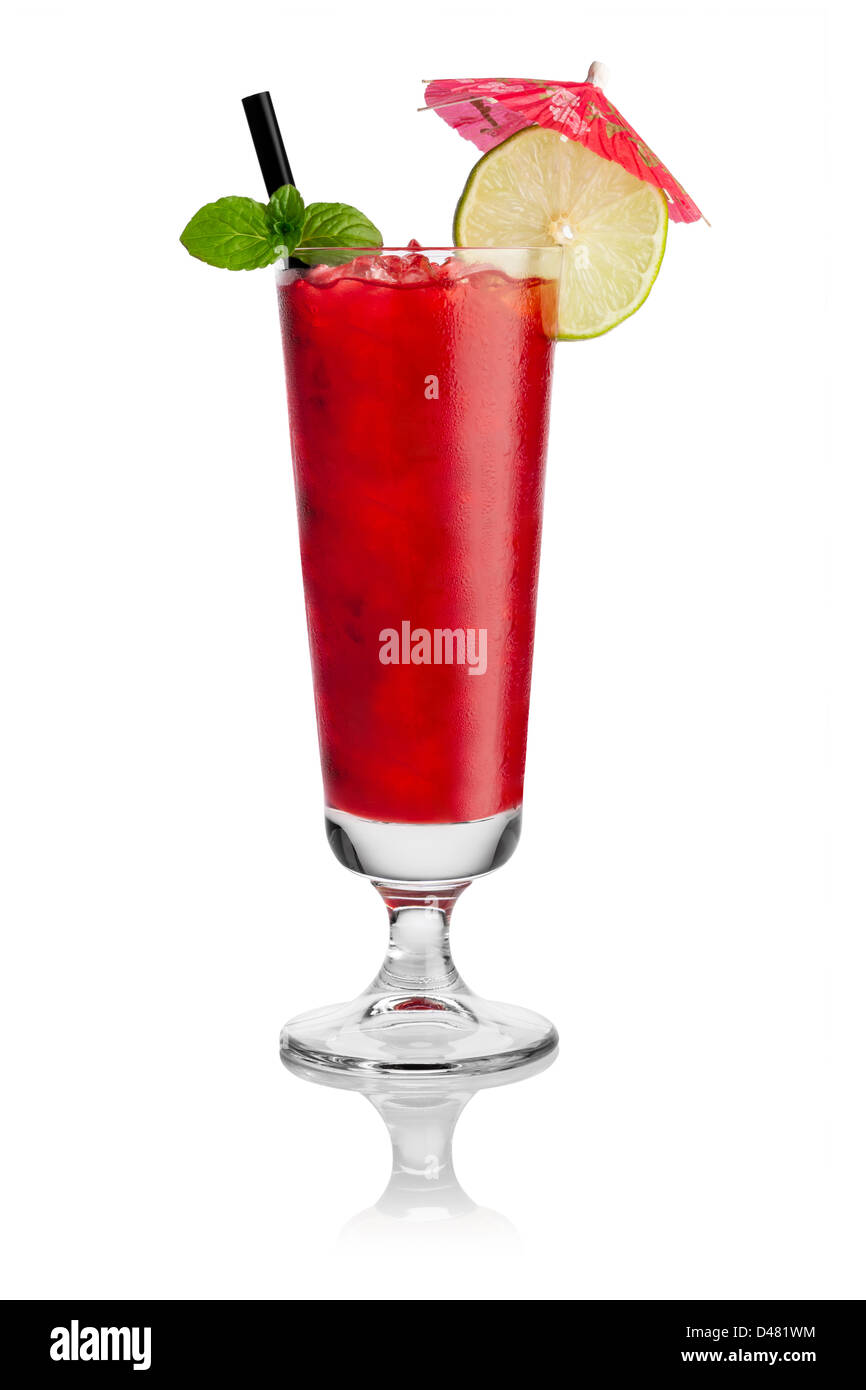 Cocktail fragola rossa nella parte anteriore del fondo bianco Foto Stock