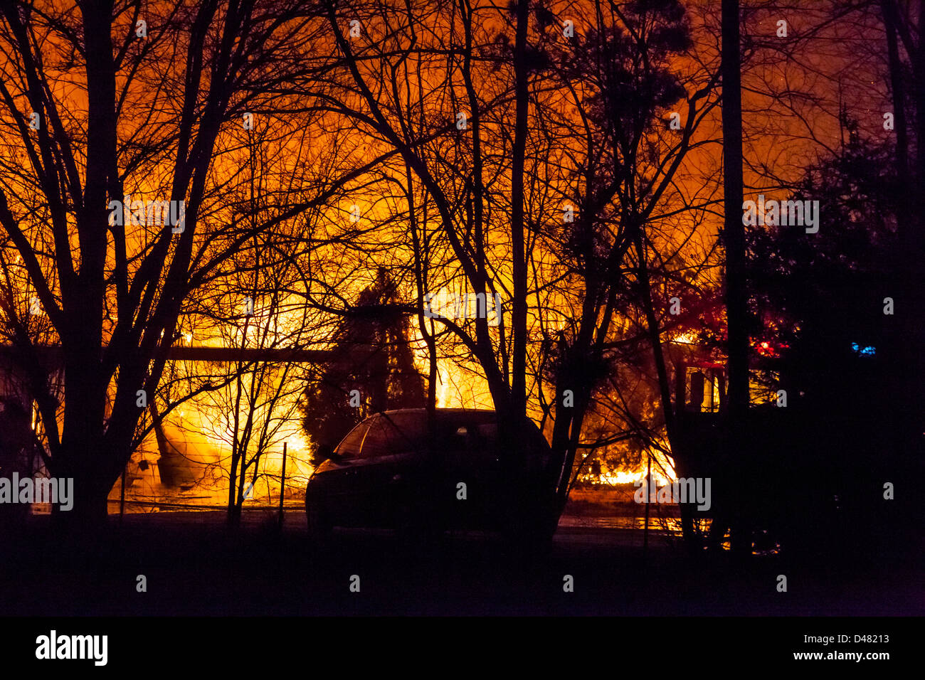 Un fuori controllo casa di fuoco illumina il cielo notturno in Fernley Nevada Foto Stock
