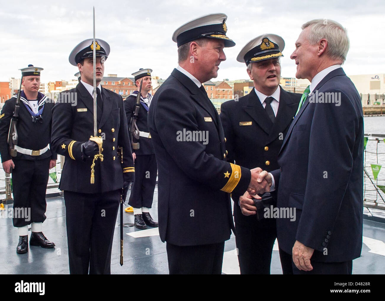 Il Segretario della Marina Ray Mabus incontra l'ufficiale di bandiera irlandese comandante del servizio navale durante una visita all'Aviva Stadium di Dublino. L'incontro sottolinea la continua cooperazione tra le forze navali statunitensi e irlandesi. Foto Stock