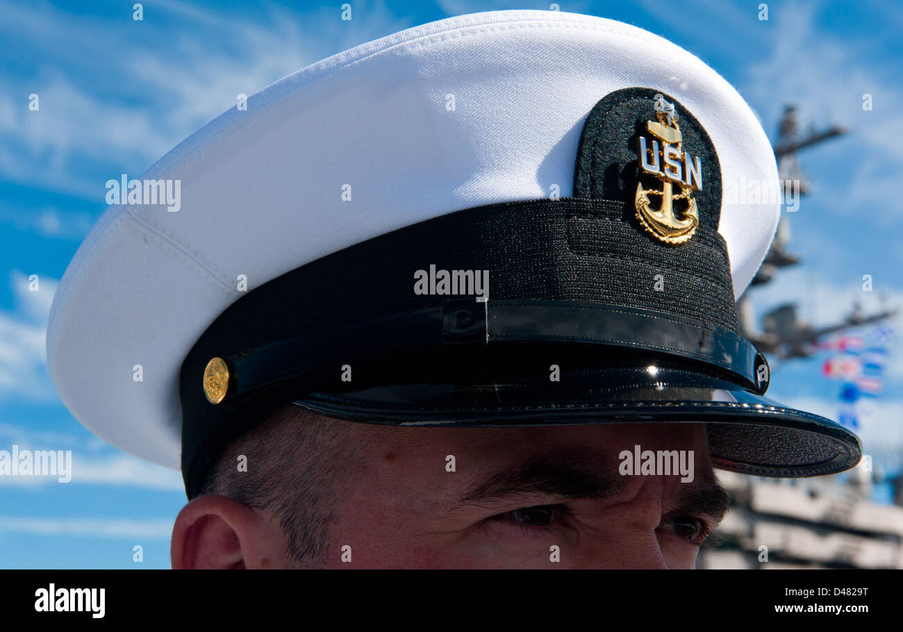 Un capo anziano a Bremerton, Washington, osserva i marinai mentre guardano le rotaie, un tradizionale dovere navale. Questa pratica aiuta a mantenere l'ordine e la prontezza a bordo della nave durante le operazioni o in porto. Foto Stock