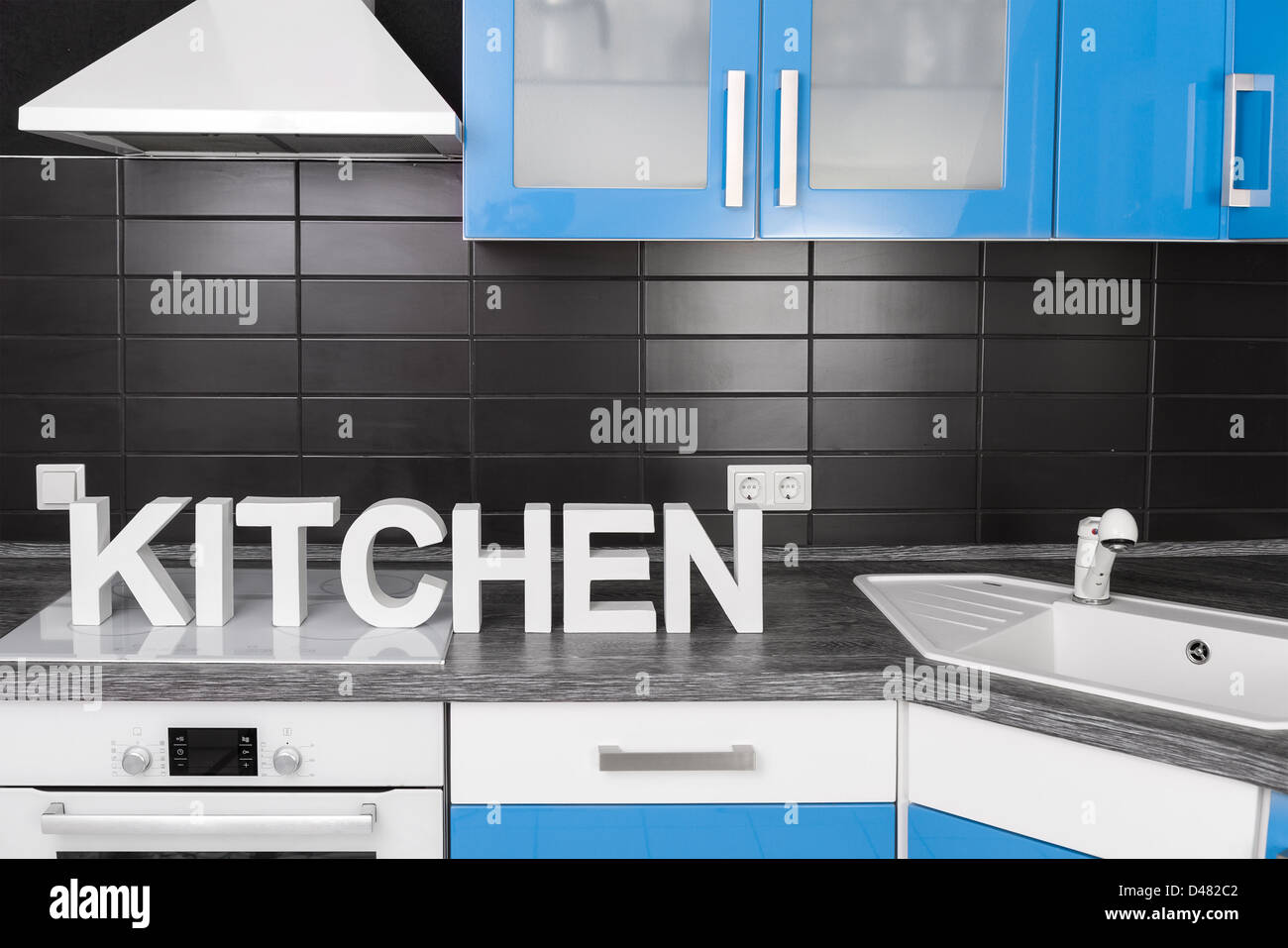 Blu di moderna cucina bianca con scritte Foto Stock