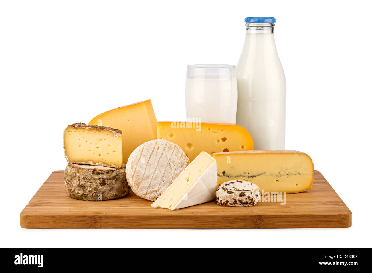 Scheda con formaggi e bottiglia di latte Foto Stock
