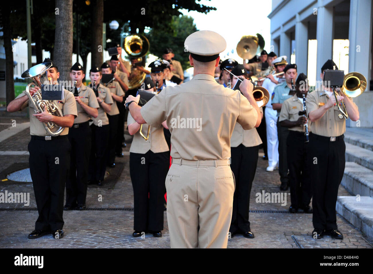 La U.S. Naval Forces Europe Band esegue una cerimonia a Napoli, Italia, onorando i prigionieri di guerra (POW) e il personale Missing in Action (mia), riaffermando l'impegno nei confronti dei membri del servizio militare. Foto Stock