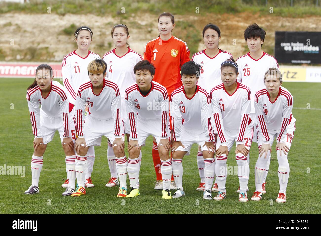 Cina Gruppo team line-up (CHN), 6 marzo 2013 - Calcio : China Team group (L-R) Pu Wei, Li Jiayue, Zhang Yue, Zeng Ying, Zhang Rui, anteriore; Wu Haiyan, Li Ying, Ren Guixin, Wang Lisi, Zhou Feifei pongono il 2013 Algarve Calcio Femminile Coppa di gruppo B match tra Svezia 1-1 Cina in Estadio Municipal da Bela Vista, Parchal, Portogallo. (Foto di AFLO) Foto Stock