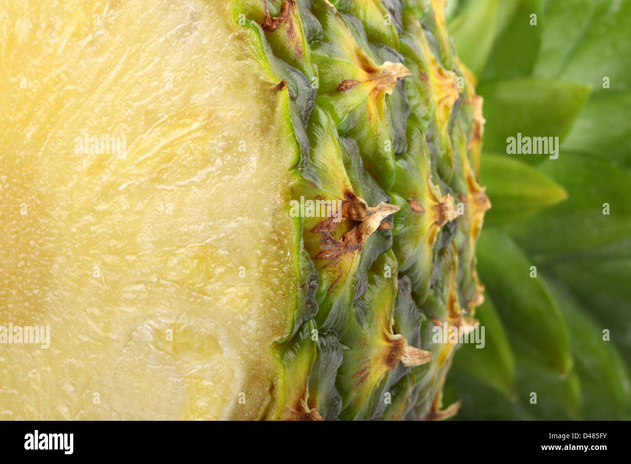 Tagliato di ananas fresco frutta in vista frontale. Foto Stock