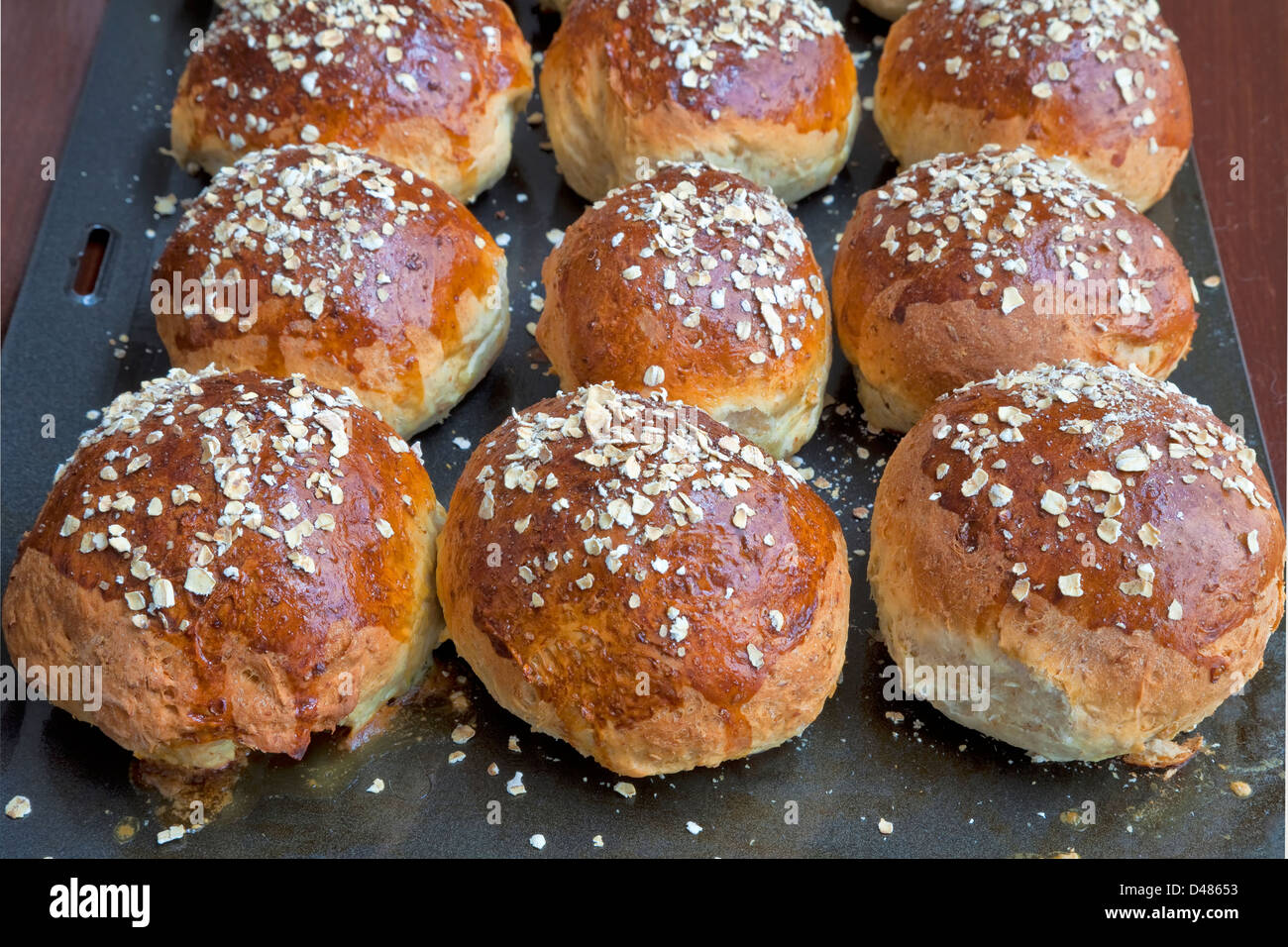 Pane appena sfornato un sano grano intero, fiocchi d'avena melassa pane. Foto Stock