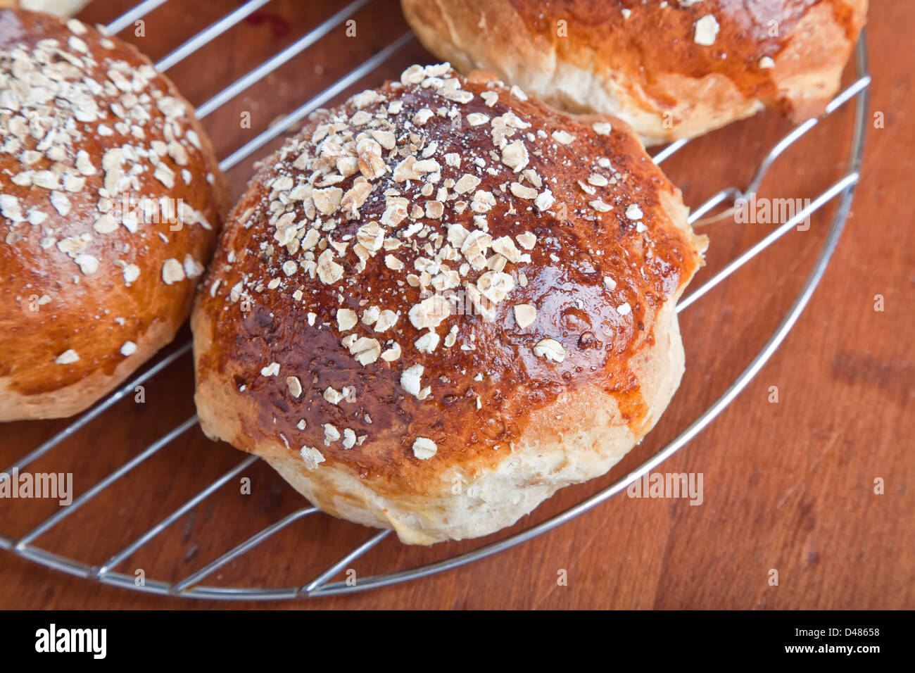 Pane appena sfornato un sano grano intero, fiocchi d'avena melassa pane. Foto Stock