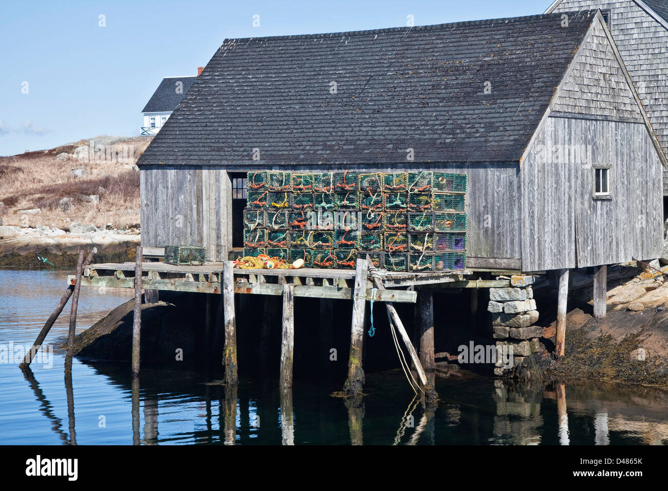 Le trappole a base di aragosta e capannoni di pesca nel piccolo villaggio di pescatori e meta di turismo di Peggy's Cove, Nova Scotia, Canada. Foto Stock