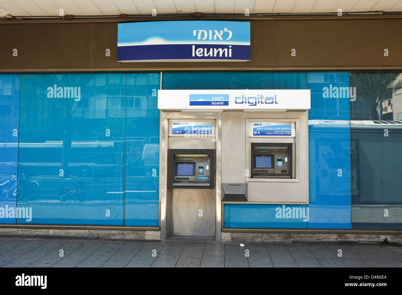 Leumi Bank Bancomat (ATM) fotografato a Tel Aviv, Israele Foto Stock