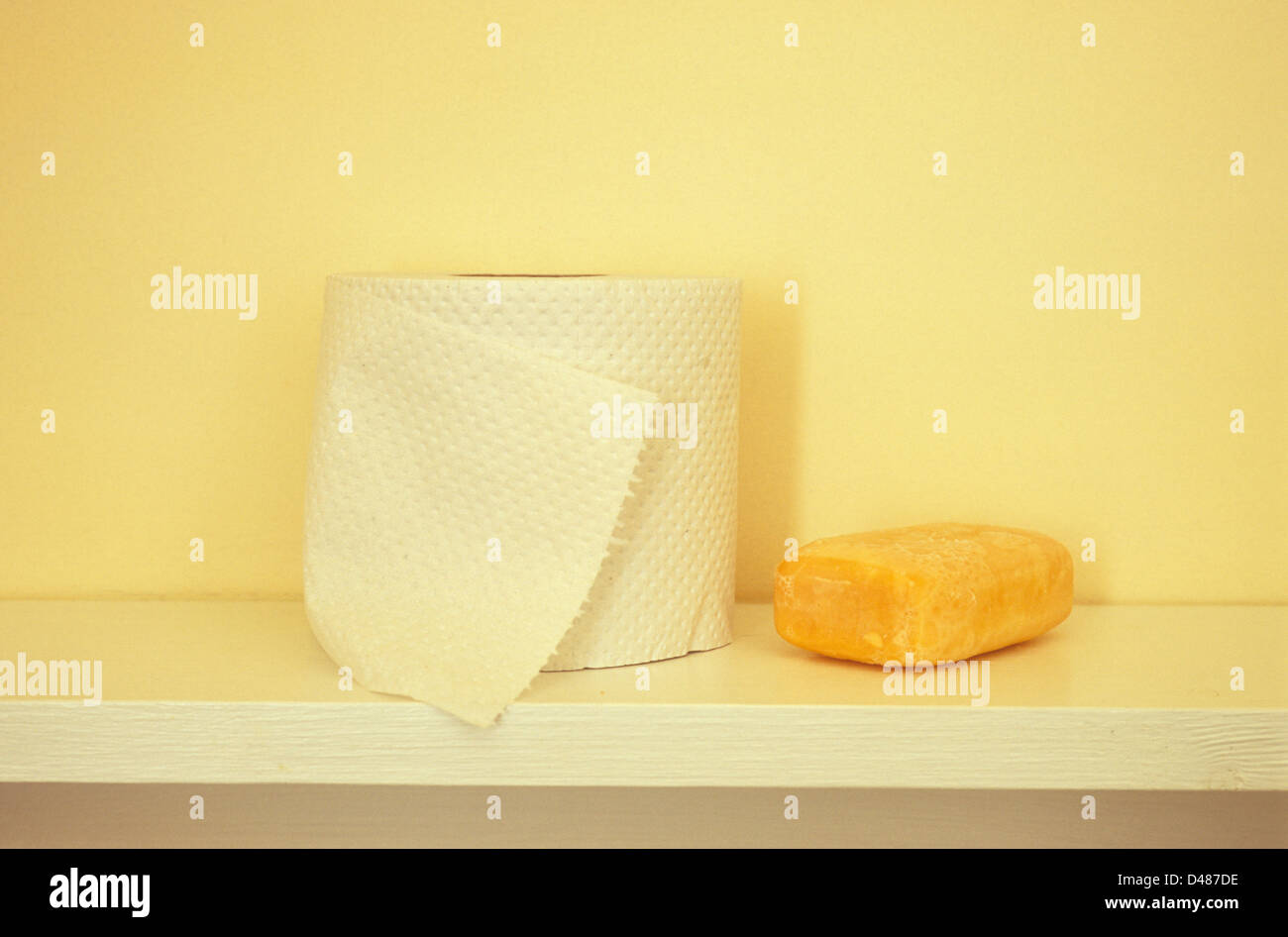 Dipinto di bianco di mensola per bagno e parete di color crema con ... Color crema per pareti