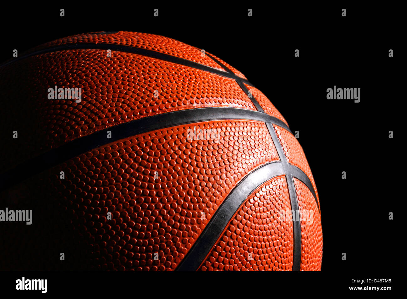 Vor baskettball schwarzem Hintergrund Foto Stock