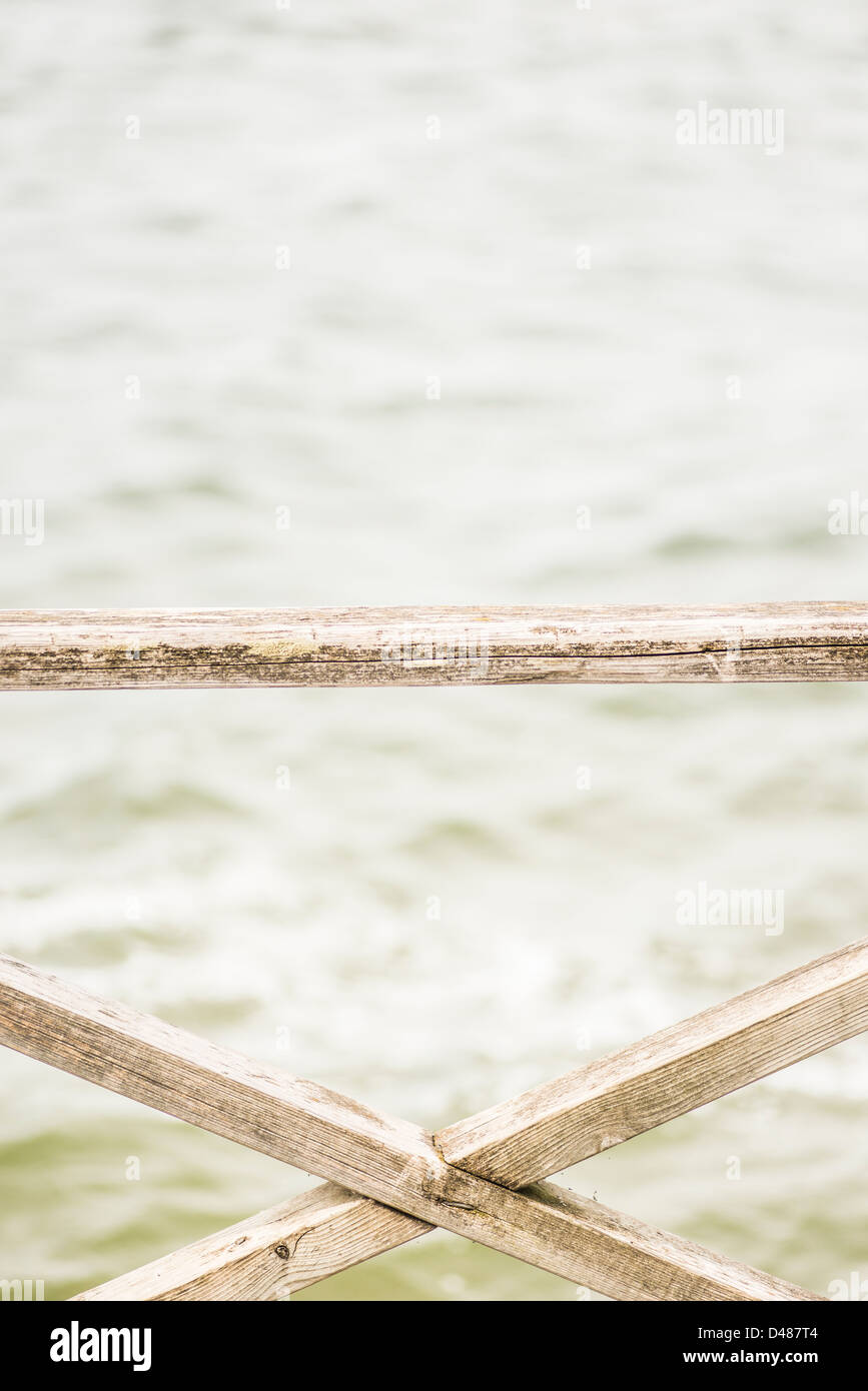 Weathered recinto in legno nella parte anteriore del paesaggio marino Foto Stock