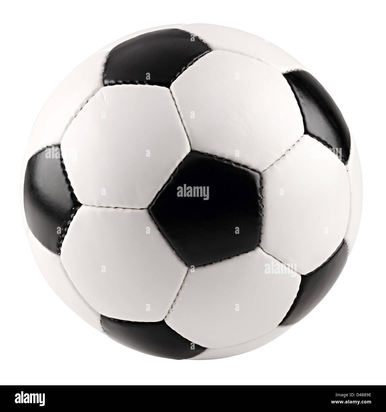 Un classico bianco nero pallone da calcio su sfondo bianco Foto Stock