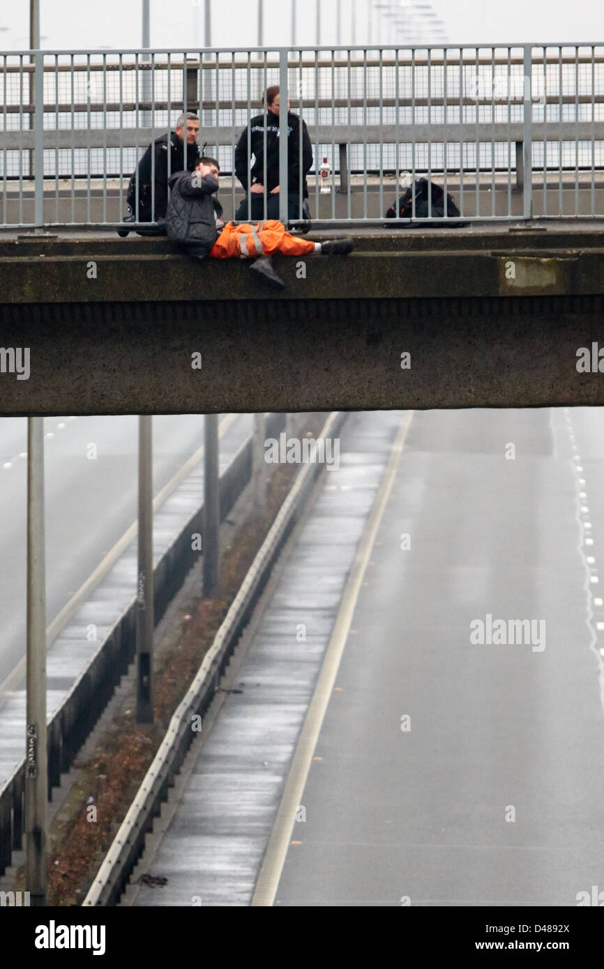 La polizia trattare con un uomo che era salito su un ponte sopra l'autostrada M40. *** Strettamente solo uso editoriale *** Foto Stock