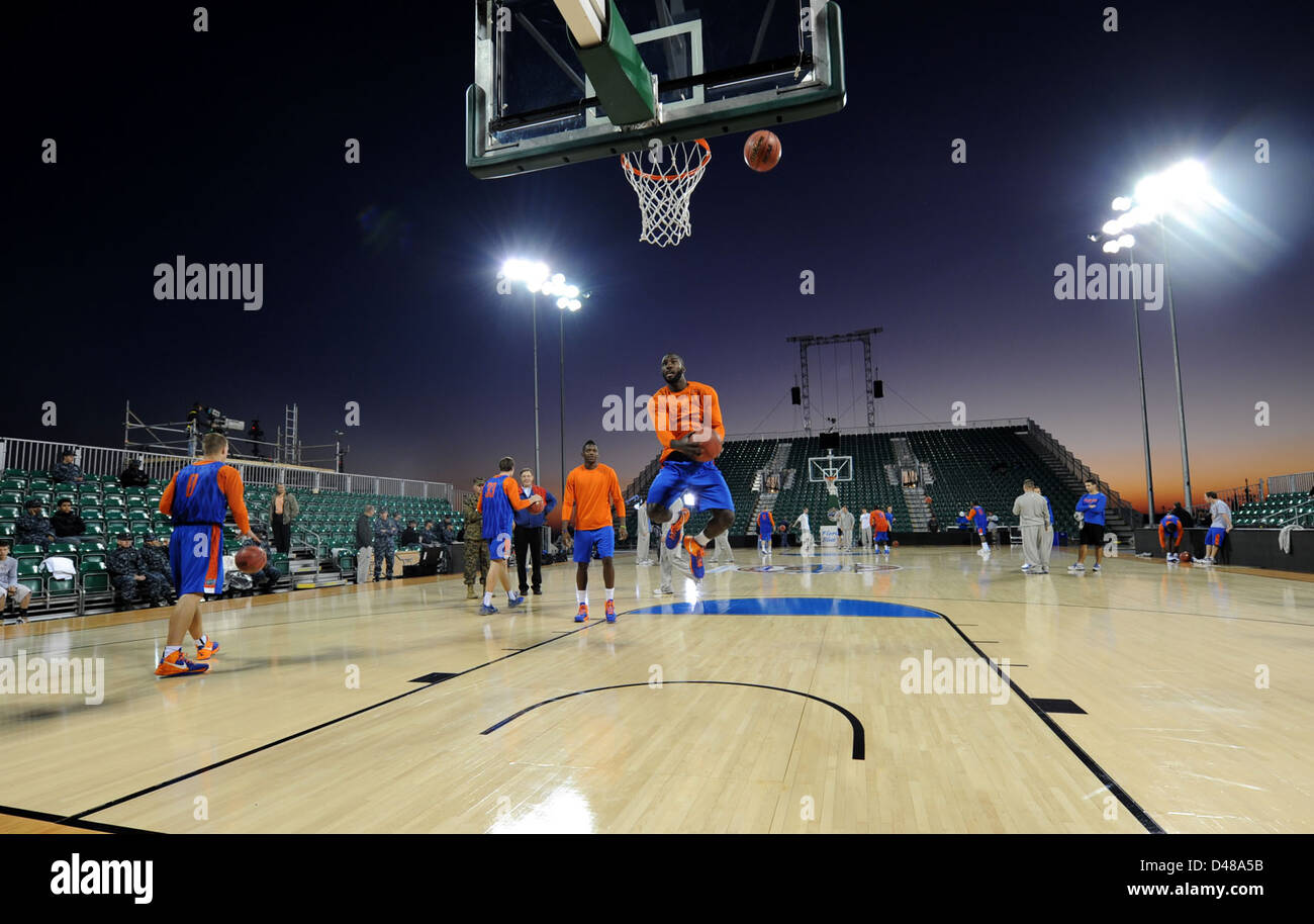La squadra di football dei Florida Gators pratica a bordo della USS Bataan durante la loro visita a Mayport, Florida, rafforzando i legami con la comunità e la collaborazione militare. Foto Stock
