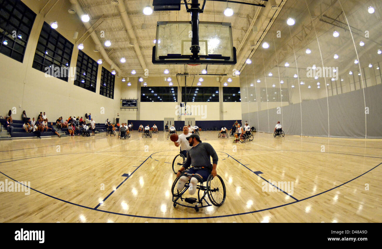 Combattenti feriti pratica basket in carrozzella. Foto Stock