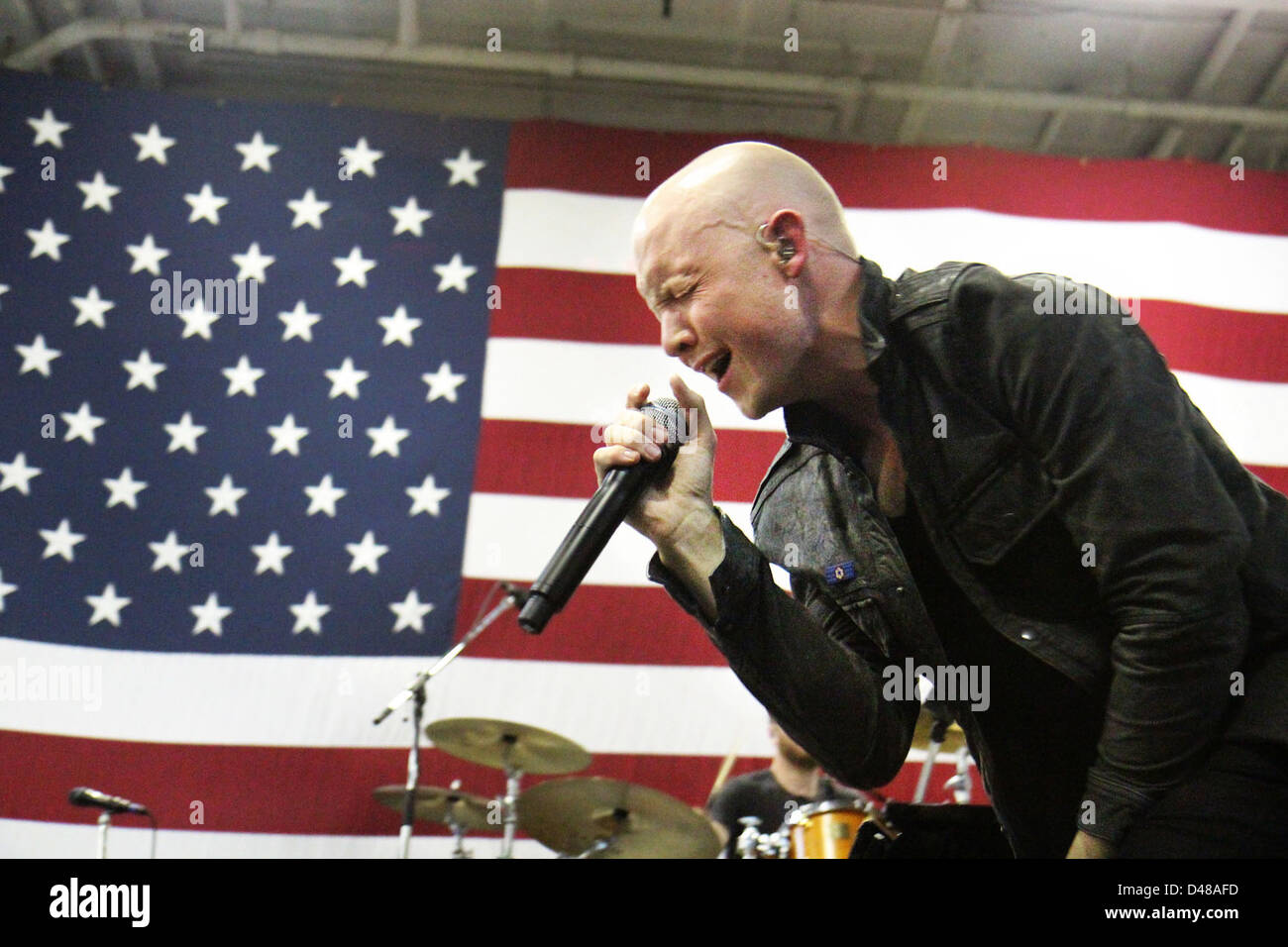 La band The Fray si esibisce a bordo della USS George Washington nel Mare delle Filippine, fornendo intrattenimento al personale della Marina degli Stati Uniti durante un dispiegamento. Foto Stock