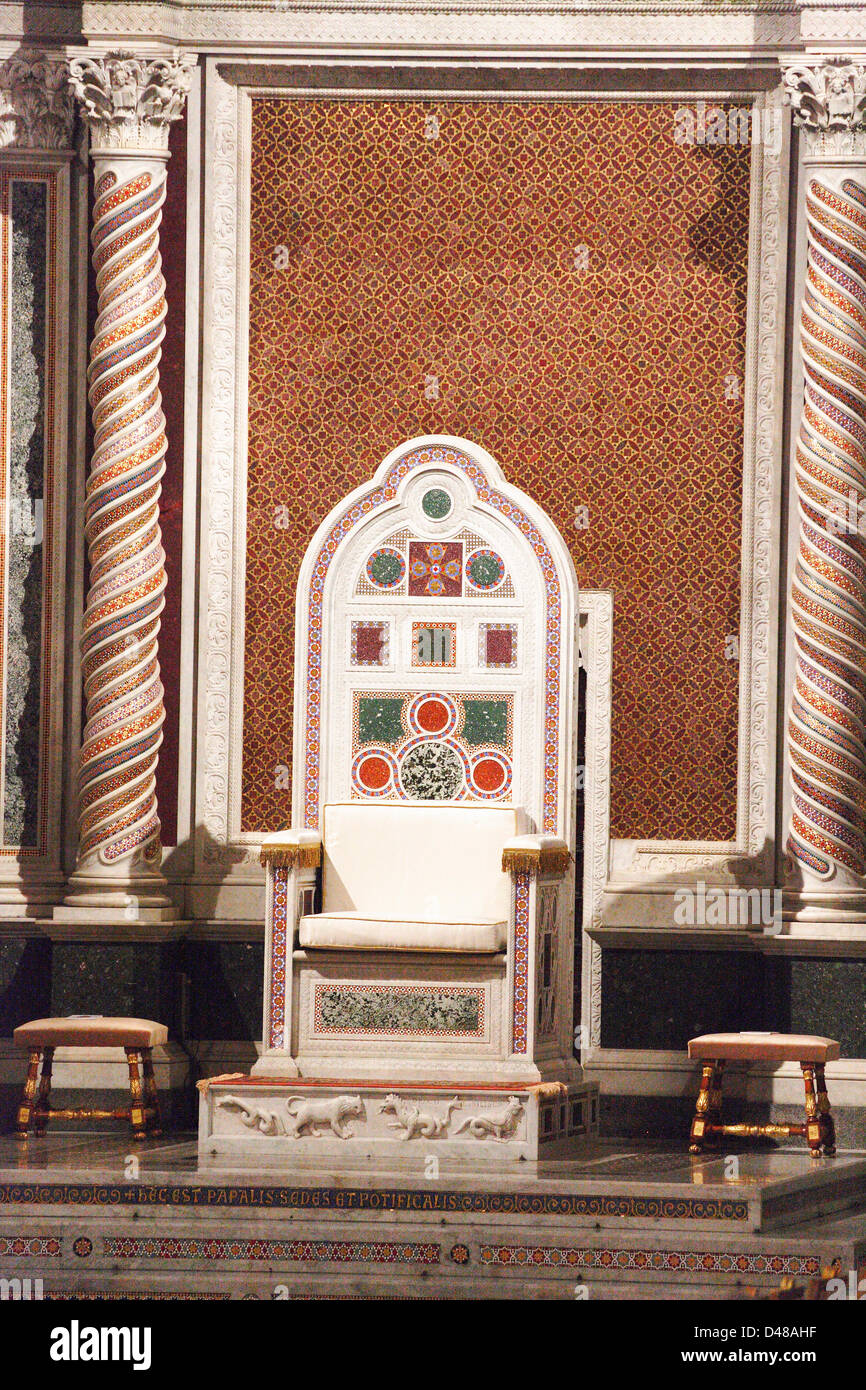 Abbandonato il trono del Papa nella sua funzione di vescovo di Roma nella Basilica di 'San Giovanni in Laterano' che è il vedere ufficiale del vescovo di Roma. Foto Stock