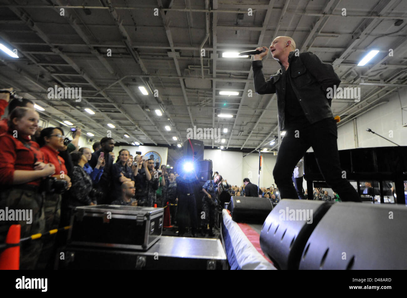 La Fray si esibisce per i marinai della Marina degli Stati Uniti a bordo della USS George Washington nel Mare delle Filippine, offrendo intrattenimento per migliorare il morale durante lo spiegamento. Foto Stock