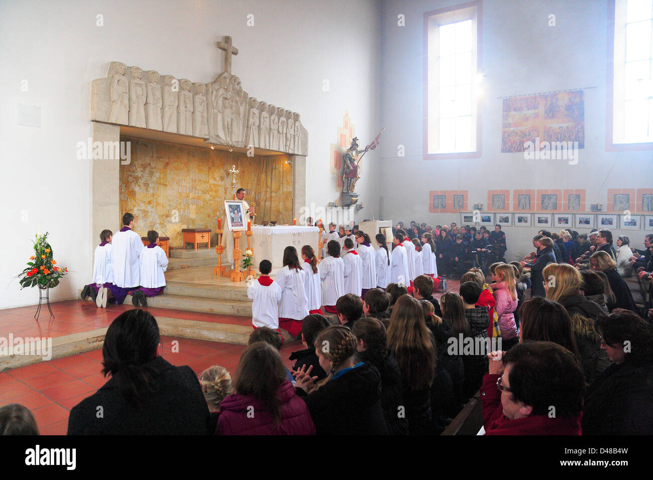 Marktl celebra la fine del pontificato di Joseph Ratzinger a Papa Benedetto XVI Foto Stock