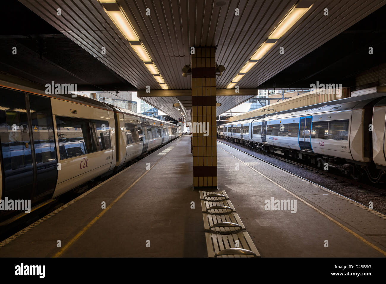 I treni in attesa di discostarsi dal London Fenchurch Street Station Foto Stock