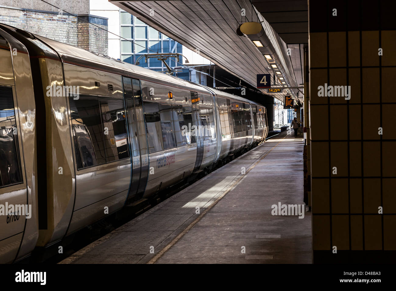 I treni in attesa di discostarsi dal London Fenchurch Street Station Foto Stock