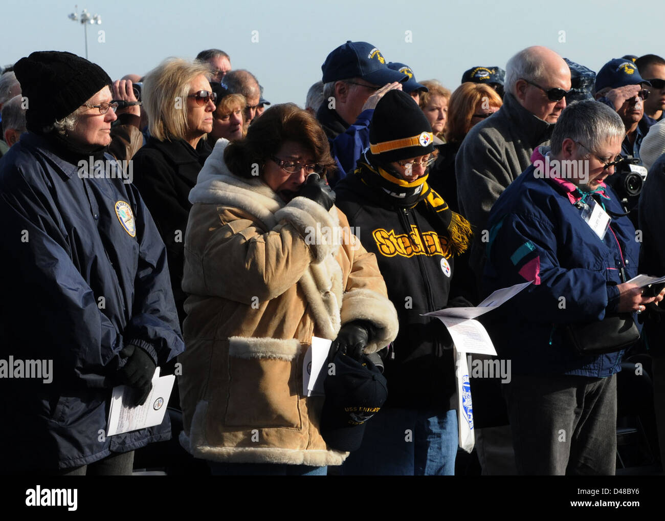 I veterani partecipano a un servizio commemorativo a bordo della USS Enterprise. Il servizio onora i membri del servizio militare e i loro contributi al paese. Foto Stock