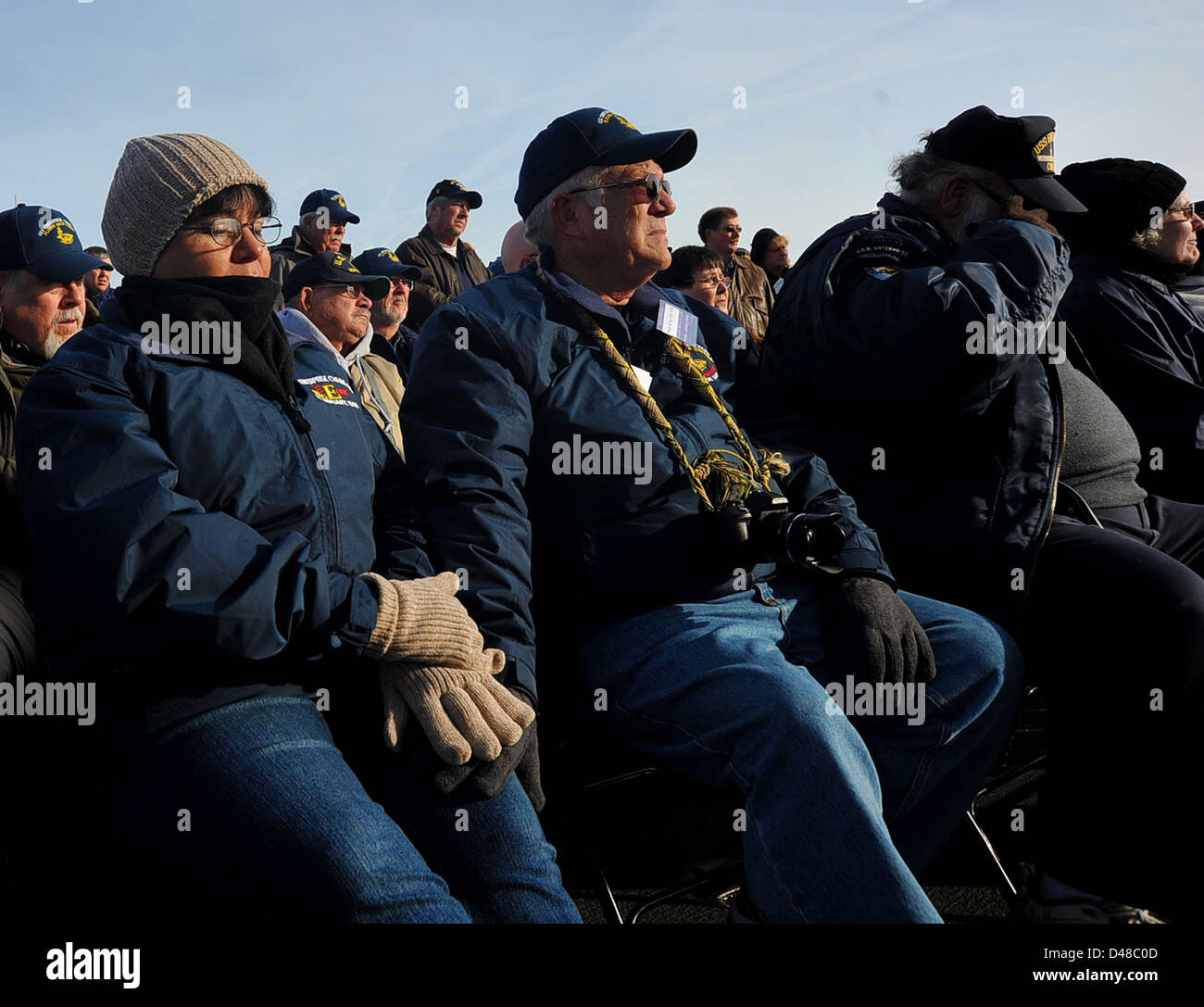 Un veterano e sua moglie partecipano a un servizio commemorativo a bordo della USS Enterprise, onorando il servizio militare e i sacrifici durante una cerimonia solenne. Foto Stock