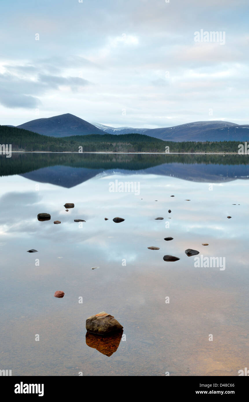 Loch Morlich e Cairngorm Moutains - Cairngorms National Park, Scotland, Regno Unito Foto Stock