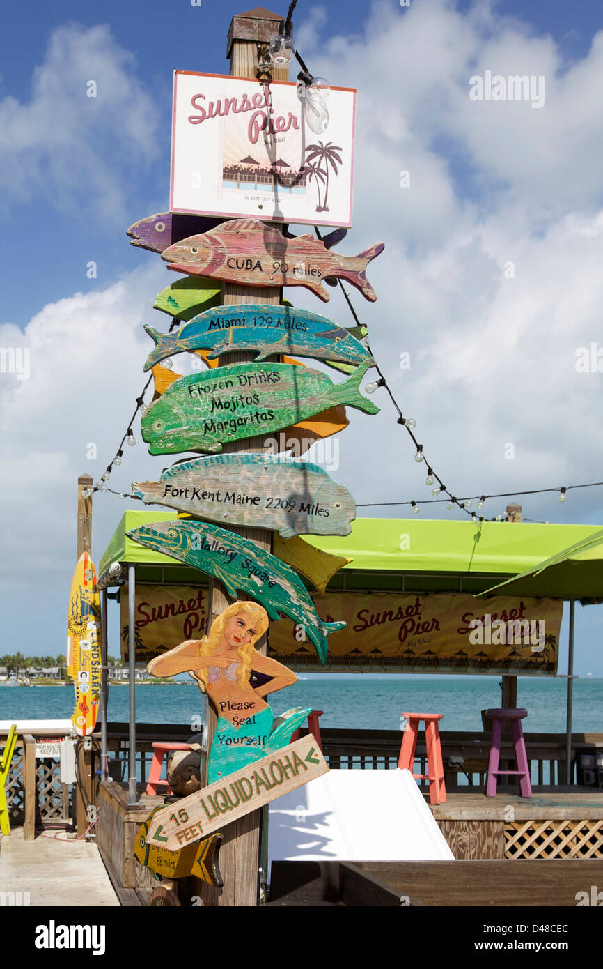 Le direzioni segno a Sunset Pier a Key West Foto Stock