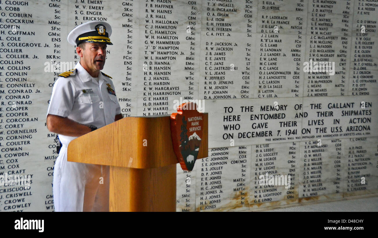 Un ufficiale si rivolge ad un raduno presso lo USS Arizona Memorial alle Hawaii, riflettendo sugli eventi del 7 dicembre 1941, l'attacco a Pearl Harbor e il significato del memoriale per onorare coloro che persero durante la seconda guerra mondiale Foto Stock