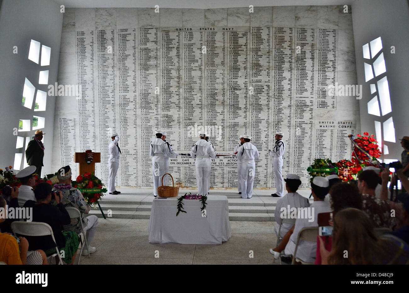 La cerimonia di internamento allo USS Arizona Memorial commemora coloro che hanno perso la vita nell'attacco del 1941 a Pearl Harbor. Segna una triste riflessione il 7 dicembre, un giorno nella storia degli Stati Uniti. Foto Stock
