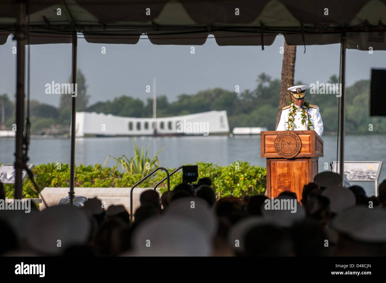 Haney parla alla commemorazione del Pearl Harbor Day in onore dell'attacco del 1941, riconoscendo coloro che hanno prestato servizio e sottolineando l'importanza della disponibilità militare degli Stati Uniti. Foto Stock