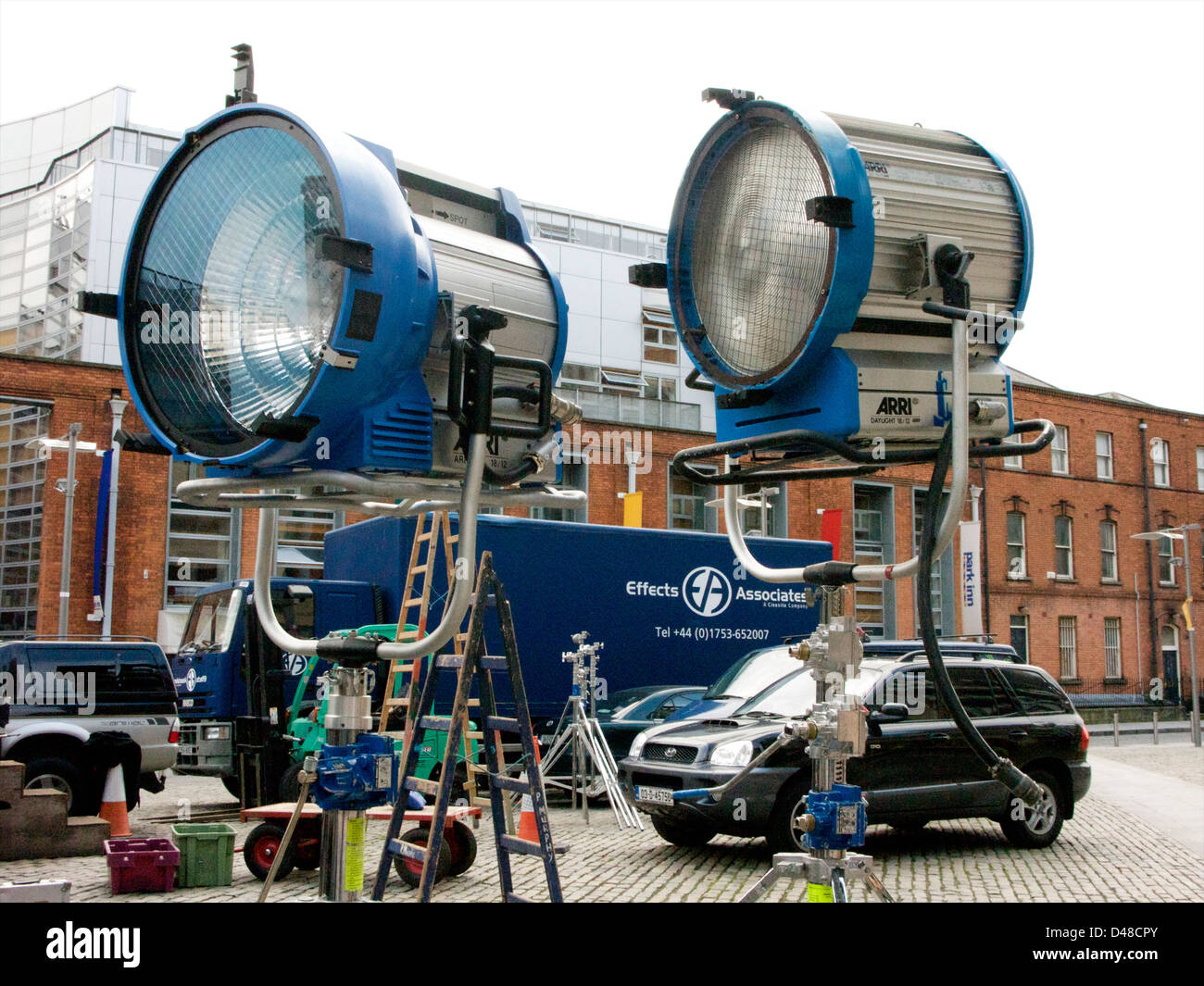 Un set cinematografico con film attrezzature e impianti di trivellazione/armamento e carrelli di trasporto in Piazza Smithfield Dublin, Irlanda Foto Stock