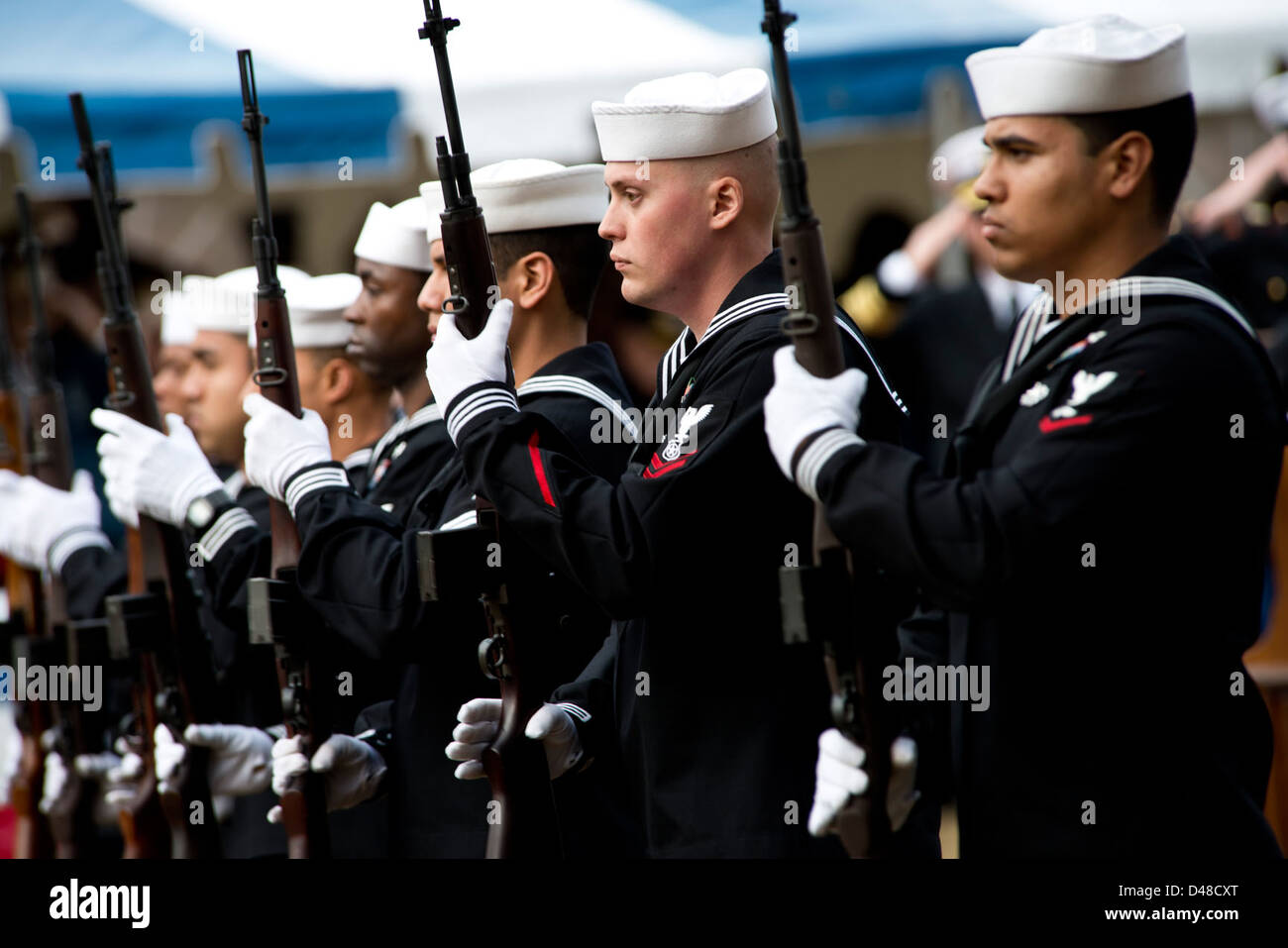 La guardia d'onore della base navale di Little Creek, Norfolk, Virginia, rende omaggio il giorno di Pearl Harbor, il 7 dicembre, ricordando l'evento storico. Foto Stock