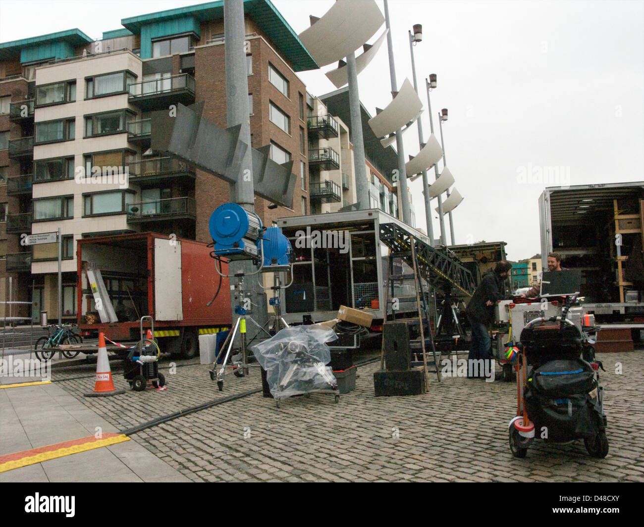 Un set cinematografico con film attrezzature e impianti di trivellazione/armamento e carrelli di trasporto in Piazza Smithfield Dublin, Irlanda Foto Stock