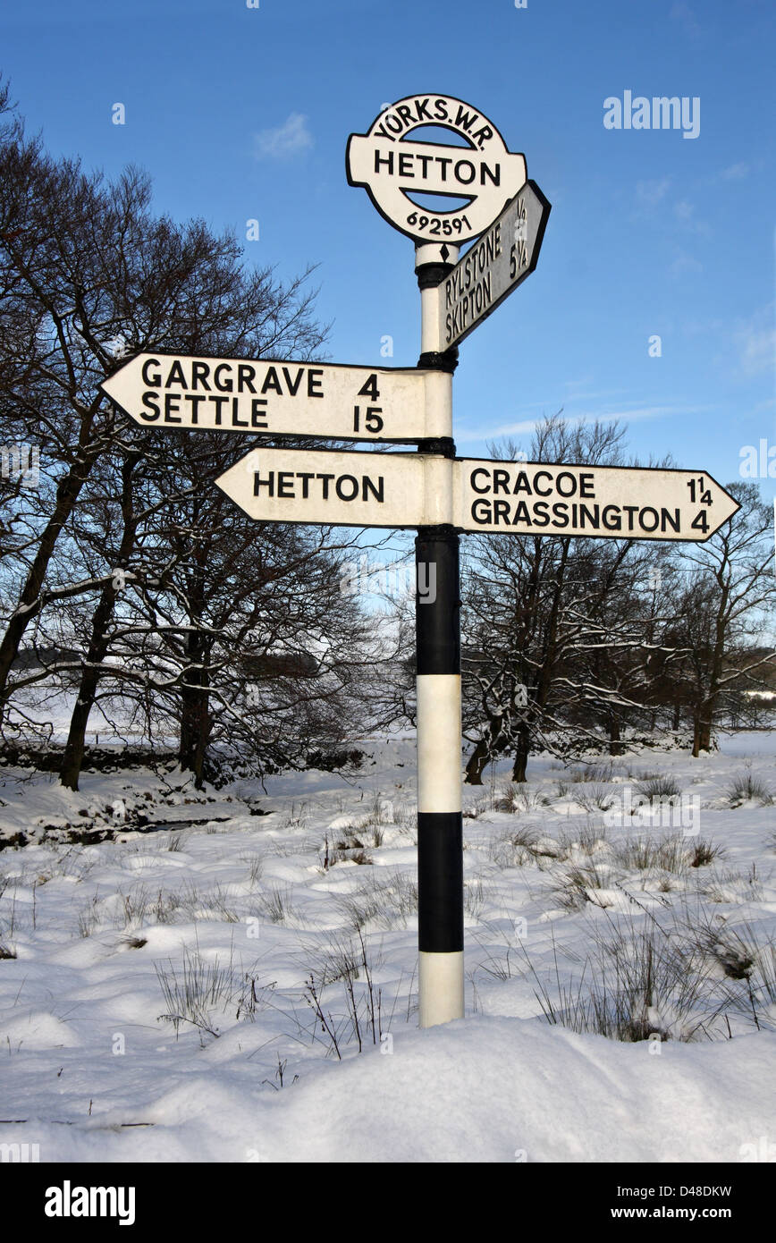 Accesso locale post, dare indicazioni al North Yorkshire villaggi. Foto Stock