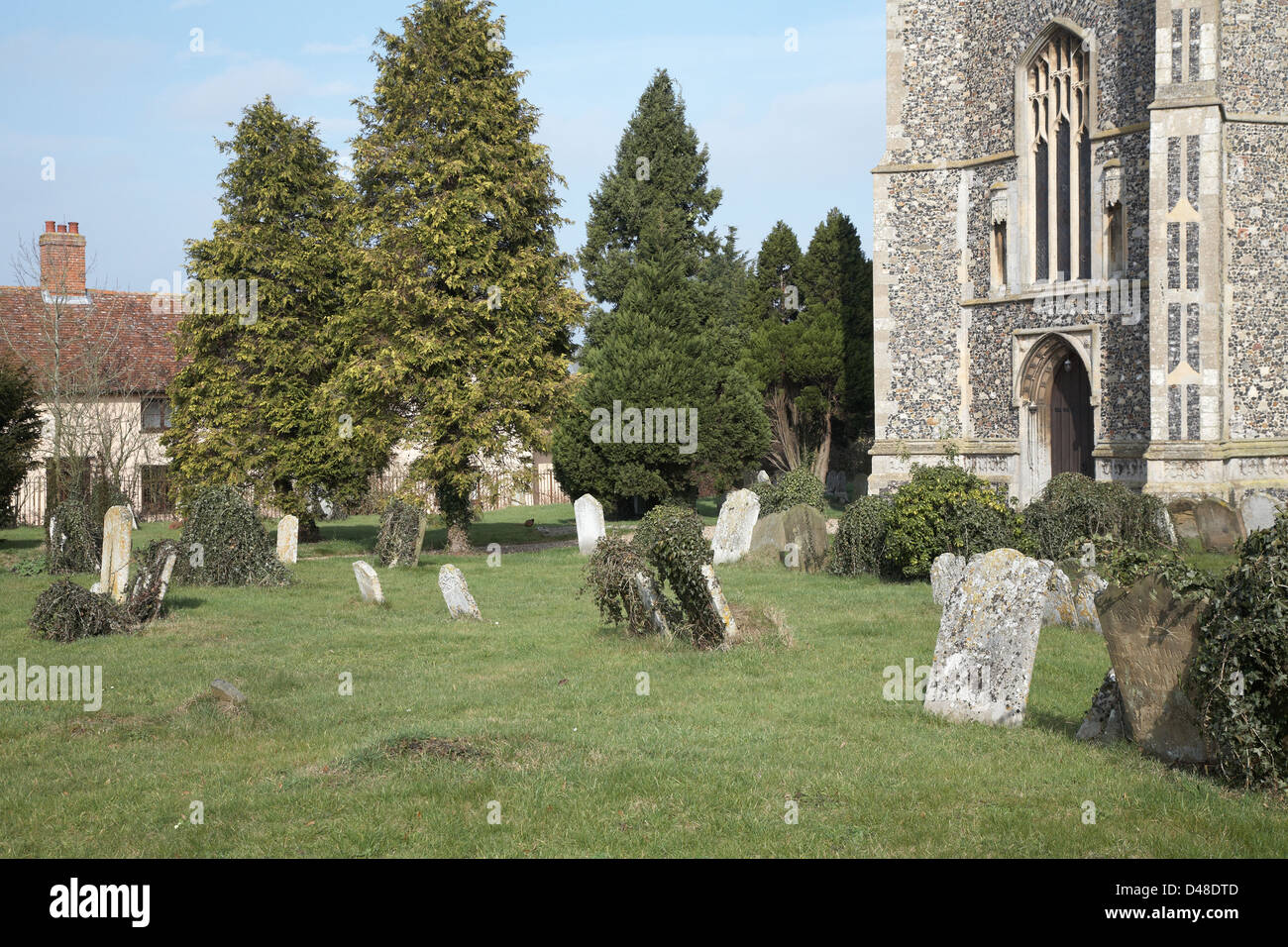 Chiesa di tutti i Santi e il cimitero, Stradbroke, Suffolk, East Anglia, Inghilterra. Foto Stock