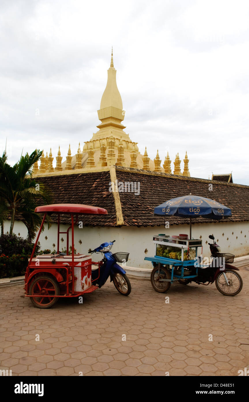 I fornitori al di fuori del Golden pagada in Pha-That Luang tempio, Vientiane, Laos. Foto Stock